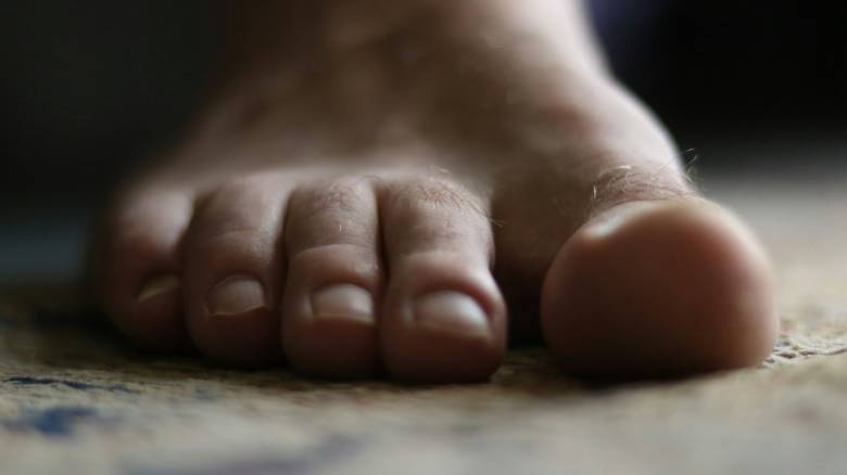 Τι ζει ανάμεσα στα δάχτυλα των ποδιών μας; Ένας μικροβιολόγος εξηγεί