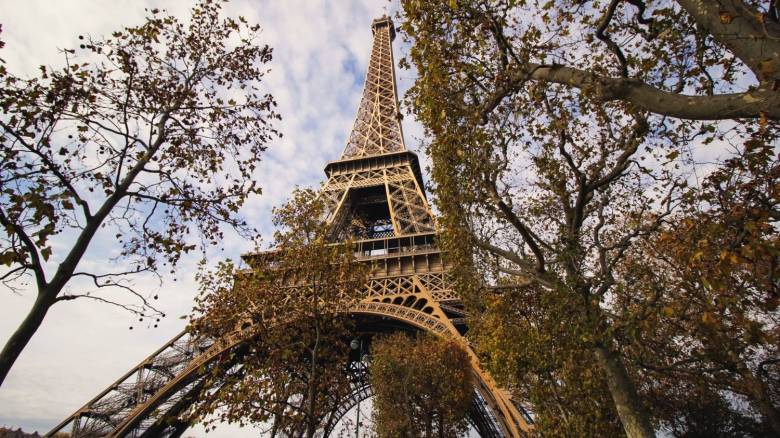Γιατί ο Πύργος του Αϊφελ ψηλώνει λίγο κάθε καλοκαίρι