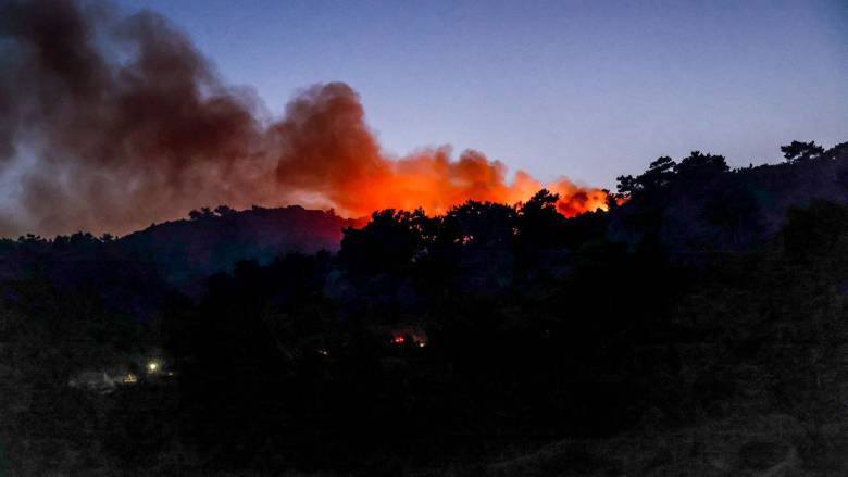 Συγκλονιστικό βίντεο από τη φωτιά στη Χίο: Σε πύρινο κλοιό το χωριό Πυραμά