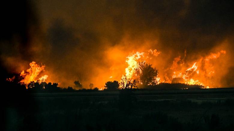 Πύρινος εφιάλτης σε Αχαΐα και Χίο: Χιλιάδες κάτοικοι απομακρύνονται, ολονύκτια μάχη με τις φλόγες