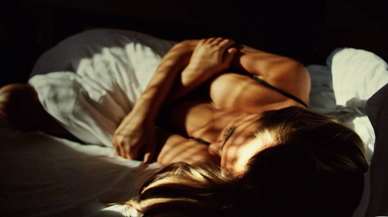 Χρειάζονται οι γυναίκες περισσότερο ύπνο από τους άνδρες; Η επιστήμη απαντά