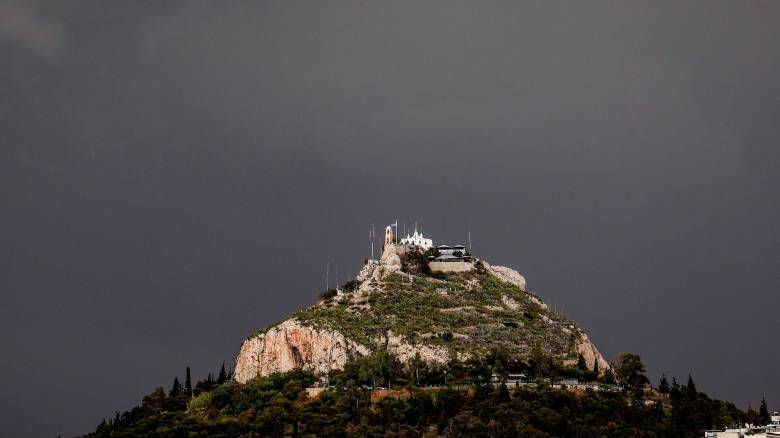 Nεαρός τουρίστας έπεσε από βράχο στον Λυκαβηττό - Έχει μεταφερθεί στο «Γεννηματάς»