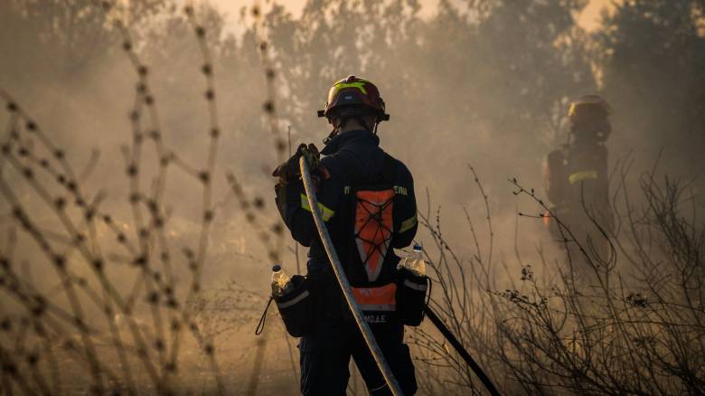 Φωτιά στα Σταμνά Μεσολογγίου: Ηλικιωμένοι απομακρύνθηκαν με λεωφορείο του Δήμου