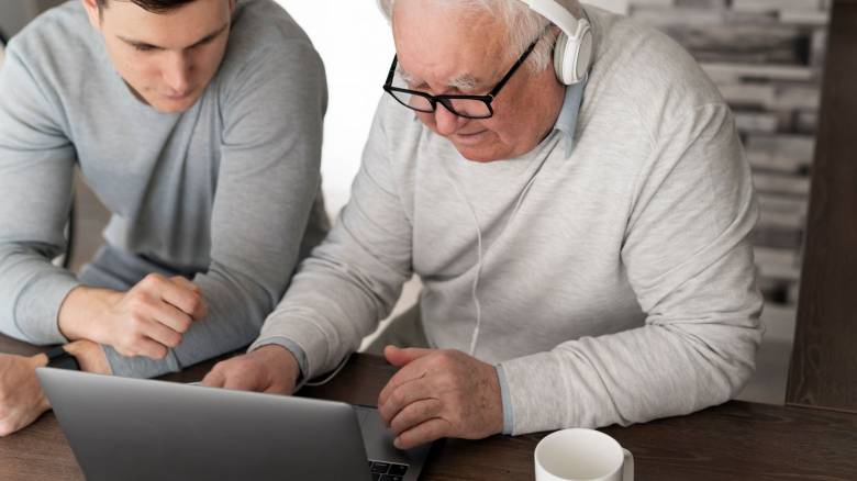 Ψηφιακή εκπαίδευση ηλικιωμένων και ΑμεΑ - Ποια η προθεσμία των αιτήσεων