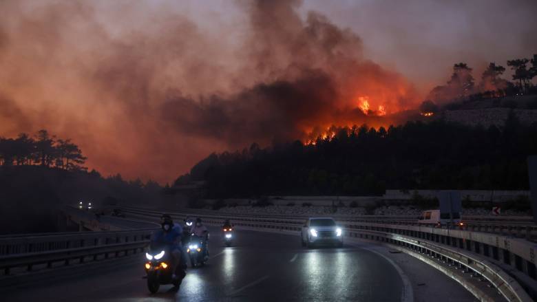 Τουρκία: Πάνω από 2000 άνθρωποι απομακρύνονται από τα σπίτια τους εξαιτίας πυρκαγιάς στα Δαρδανέλλια