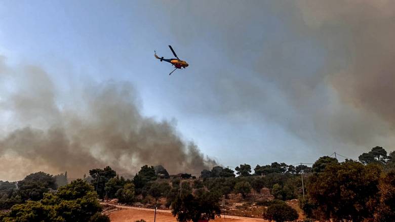 Ξεκίνησαν τις επιχειρήσεις στα μέτωπα των πυρκαγιών τα εναέρια μέσα