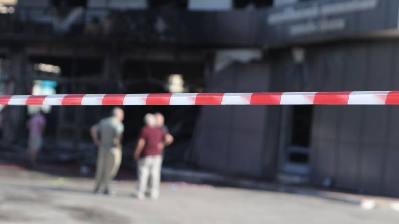 Τραγωδία στο Κορωπί: Αυτοκίνητο έπεσε πάνω σε κατάστημα και προκάλεσε φωτιά - Απανθρακώθηκε ο οδηγός