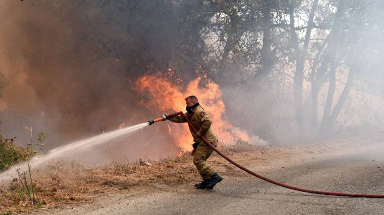 Φωτιά στην Κερατέα: Μήνυμα εκκένωσης του Θορικού από το 112