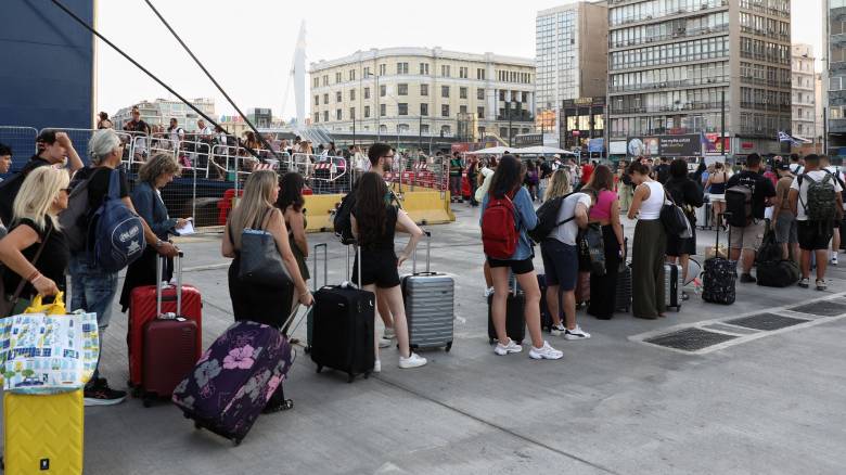 Γεμάτα φεύγουν τα πλοία για τα νησιά - Αναχωρούν οι τελευταίοι αδειούχοι του Δεκαπενταύγουστου