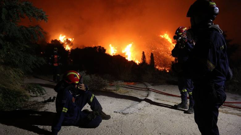 Συγκλονιστικές εικόνες με εξαντλημένους πυροσβέστες σε Πάτρα και Χίο