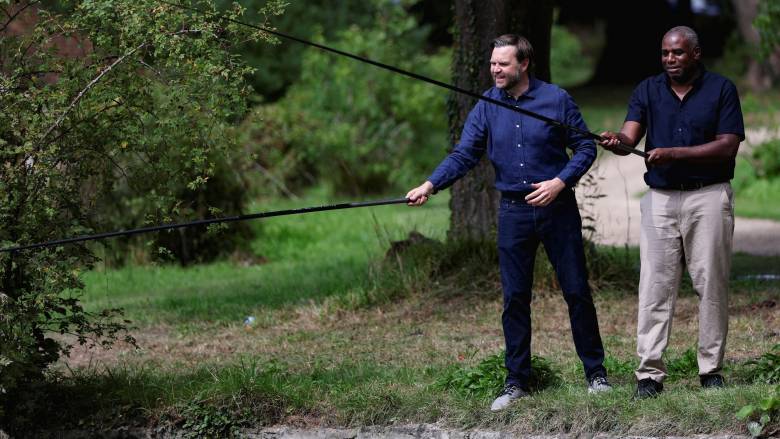 «Τσουχτερό» πρόστιμο στον Βρετανό ΥΠΕΞ - Ψάρεψε με τον Αμερικανό Αντιπρόεδρο χωρίς... άδεια