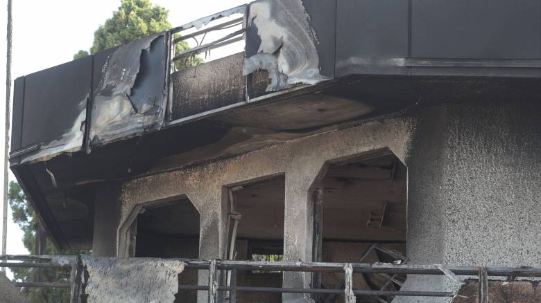 Κορωπί: Παρανάλωμα του πυρός το κατάστημα ανταλλακτικών - Με μεγάλη ταχύτητα «καρφώθηκε» ο οδηγός