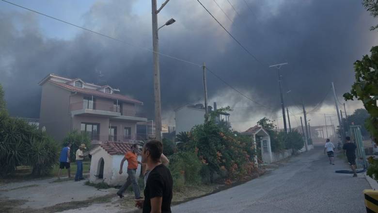 Εκκενώνεται η Βούντενη Πατρών - Ανεξέλεγκτο το μέτωπο