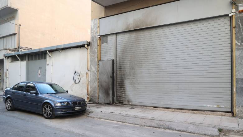 Κολωνός: Επίθεση με γκαζάκια σε είσοδο πολυκατοικίας