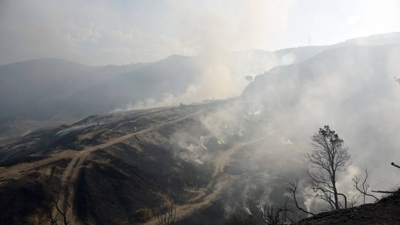 Φωτιά στην Πάτρα: Αναζωπύρωση στην περιοχή Μπάλα - Μήνυμα από το 112 για εκκένωση