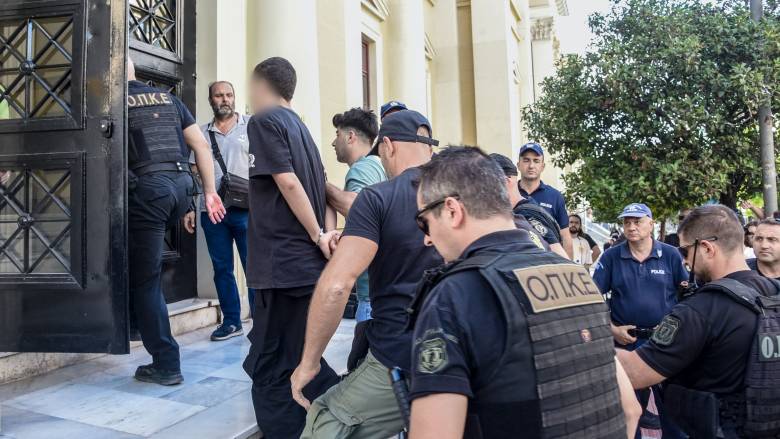 «Κάψατε όλη την Πάτρα»: Αποδοκιμάστηκαν οι συλληφθέντες για εμπρησμό - Νέο 112 για απομάκρυνση