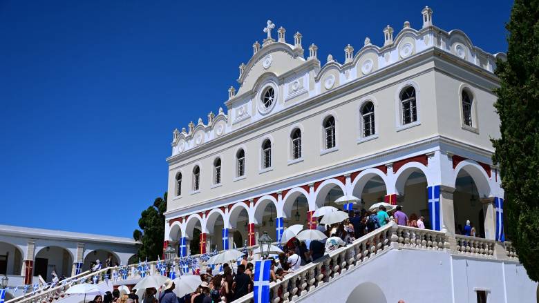 Με λαμπρότητα και κατάνυξη γιορτάζει η Ελλάδα την Κοίμηση της Θεοτόκου - Χιλιάδες πιστοί στην Τήνο