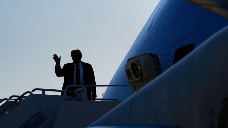 Τραμπ από το Air Force One: Δεν κάνω δουλειές με τον Πούτιν μέχρι να διευθετηθεί ο πόλεμος