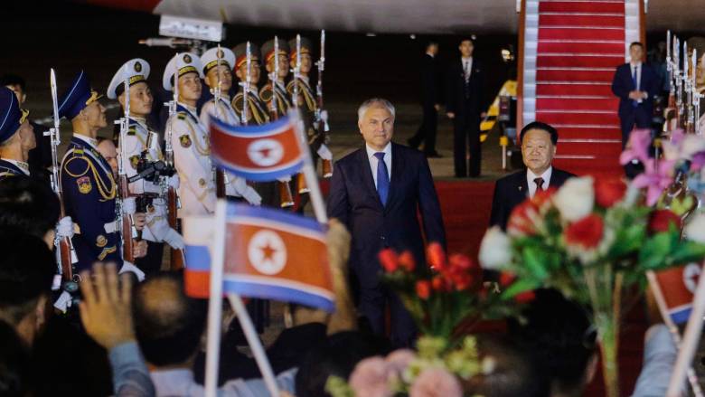 Ρωσία: Ο πρόεδρος της Κρατικής Δούμας συνάντησε τον βορειοκορεάτη ηγέτη Κιμ Γιονγκ Ουν