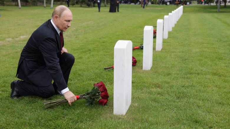 Ο Πούτιν κατέθεσε λουλούδια στους τάφους Σοβιετικών που σκοτώθηκαν στον Β' ΠΠ στην Αλάσκα