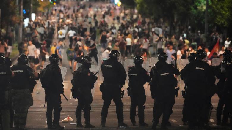 «Φουντώνει» η οργή για το δυστύχημα στη Σερβία - Συγκρούσεις σε αντικυβερνητική διαδήλωση