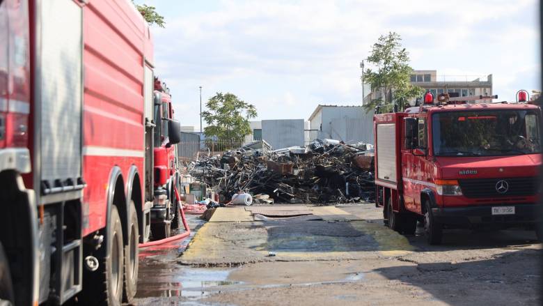 Υπό έλεγχο η πυρκαγιά στο εργοστάσιο ανακυκλώσιμων υλικών στο Αιγάλεω