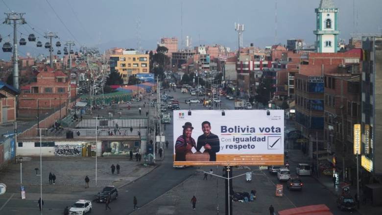 Στις κάλπες οι πολίτες της Βολιβίας - Η οικονομική κρίση οδηγεί την ψήφο τους