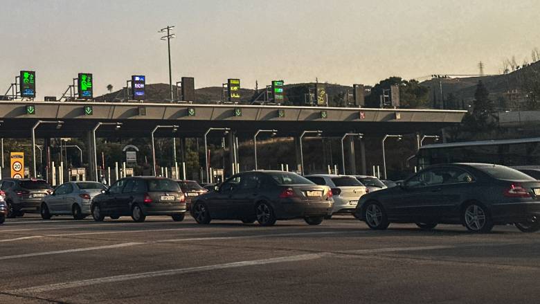 Επιστρέφουν οι εκδρομείς του Δεκαπενταύγουστου - Αυξημένη κίνηση στην Αθηνών-Κορίνθου