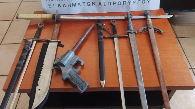 Συνελήφθη 25χρονη στον Ασπρόπυργο: Στο σπίτι της εντοπίστηκαν πιστόλι, σπαθί και μικρά ξίφη