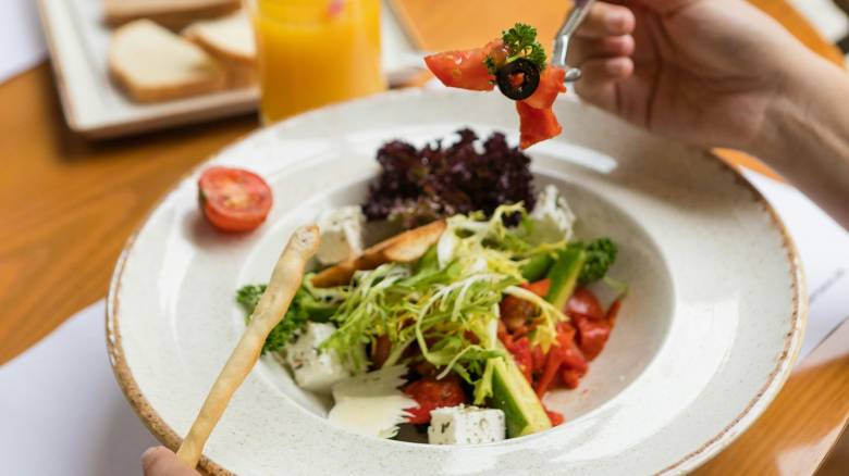 Από τη σαλάτα, στον οργανισμό μας: Επιστήμονας εξηγεί πώς φτάνουν τα μικροπλαστικά στο σώμα μας