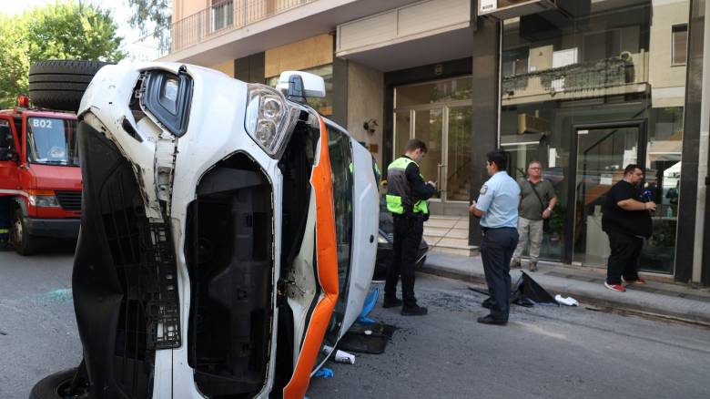 Ανετράπη ασθενοφόρο στην περιοχή Γουδή - Μετέφερε ασθενή