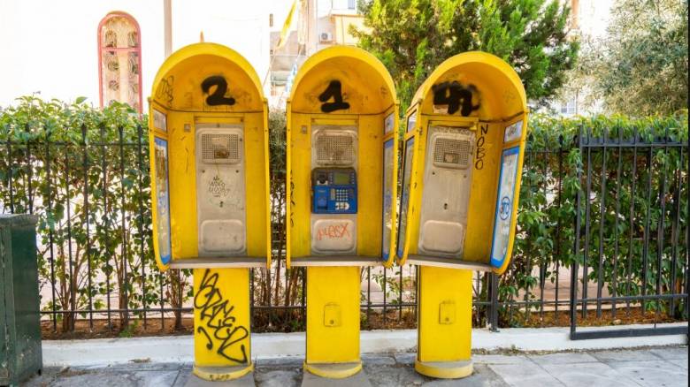 Δήμος Αθηναίων: Ξήλωσε 63 εγκαταλελειμμένους τηλεφωνικούς θαλάμους καρτοτηλεφώνων