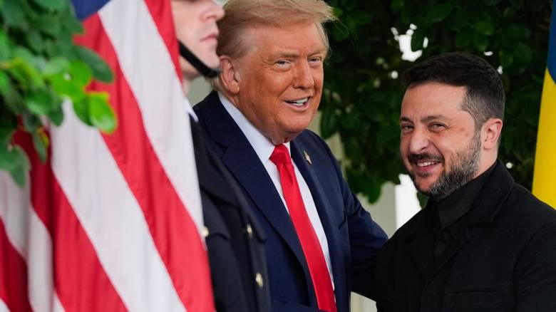 Ο Ζελένσκι δώρισε στον Τραμπ ένα μπαστούνι του γκολφ - Ήταν Ουκρανού στρατιώτη που έχασε το πόδι του