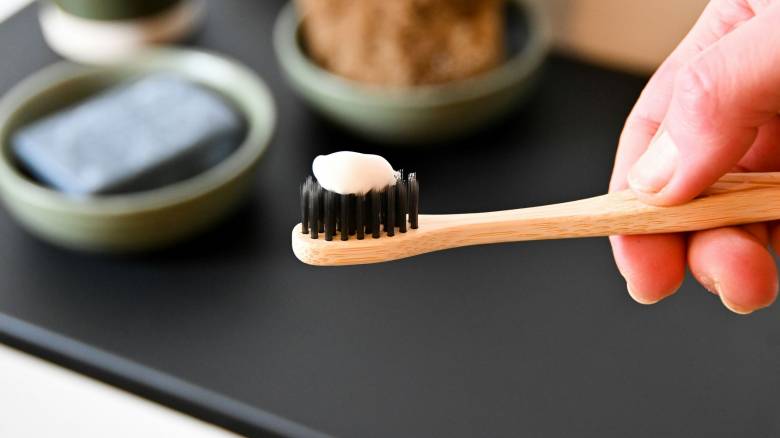 Οδοντόπαστα φτιαγμένη από τρίχες μαλλιών υπόσχεται πιο γερά δόντια