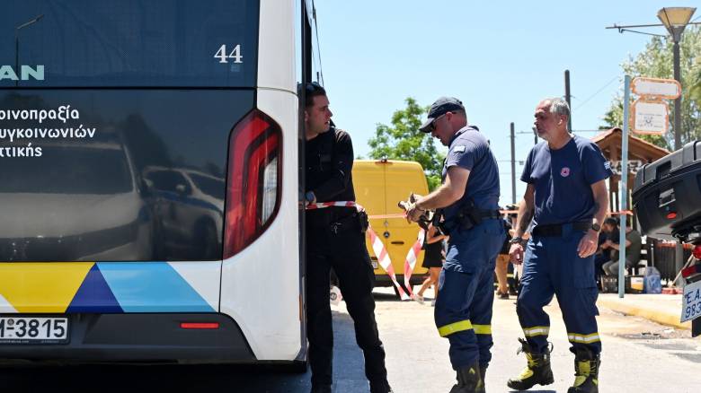 Η στιγμή που λεωφορείο «καρφώθηκε» σε μπαλκόνι κατοικίας στην περιοχή του Παπάγου