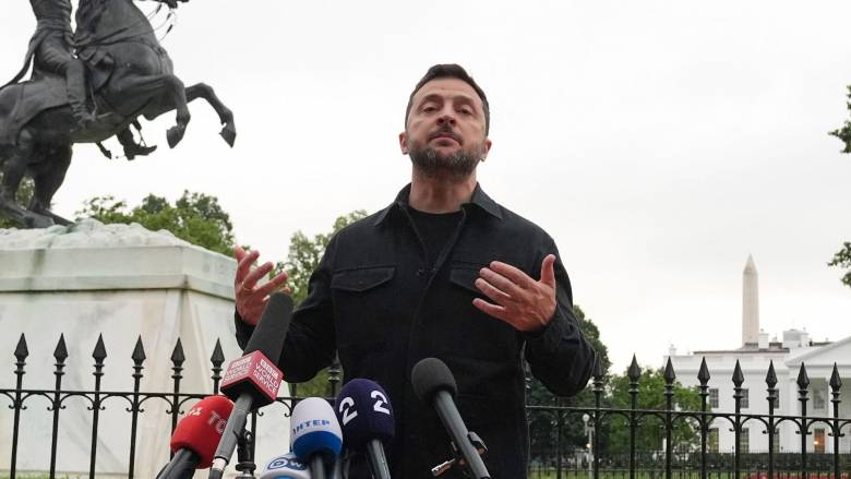 Ο Μεντβέντεφ αποκαλεί «κλόουν» τον Ζελένσκι: «Ποιο τραγούδι θα τραγουδήσει για εγγυήσεις και εδάφη;»