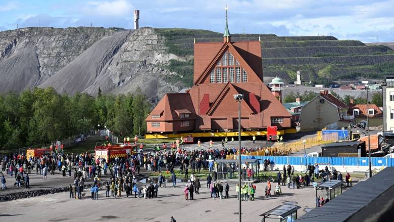 Ιστορική εκκλησία στη Σουηδία μεταφέρεται πάνω σε ρυμουλκούμενη πλατφόρμα