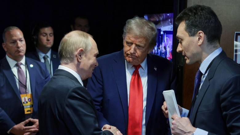 Στάση αναμονής από Τραμπ για τη συνάντηση: «Σαν το λάδι με το ξύδι Πούτιν και Ζελένσκι»