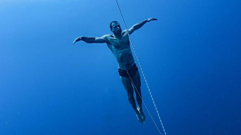 Ελεύθερος δύτης έσπασε κάθε ρεκόρ κρατώντας την αναπνοή του για 29 ολόκληρα λεπτά