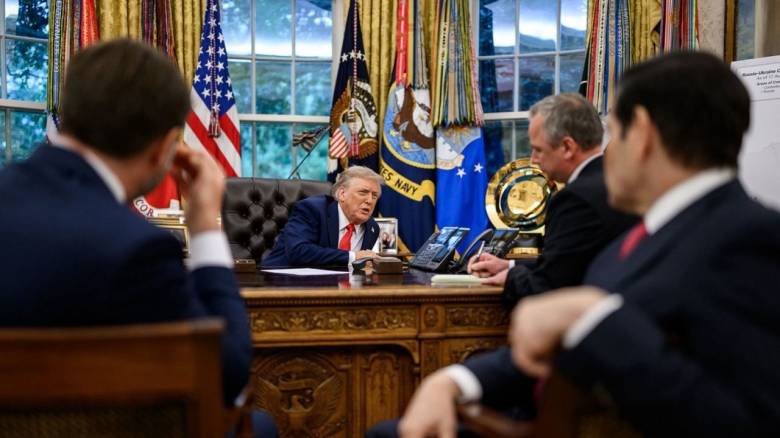 «Κι όμως, ο Ρώσος πρόεδρος ήταν παρών»: Η στιγμή που ο Τραμπ τηλεφωνεί στον Πούτιν