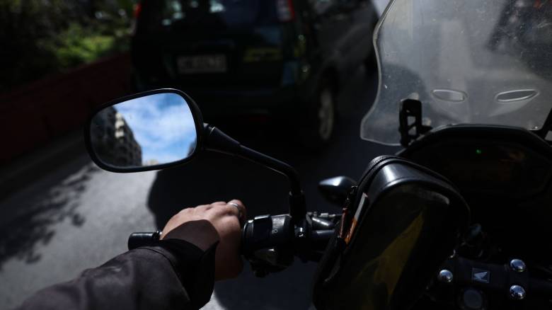 Σοβαρό τροχαίο ατύχημα στην Αγία Παρασκευή - Τραυματίστηκε οδηγός μηχανής