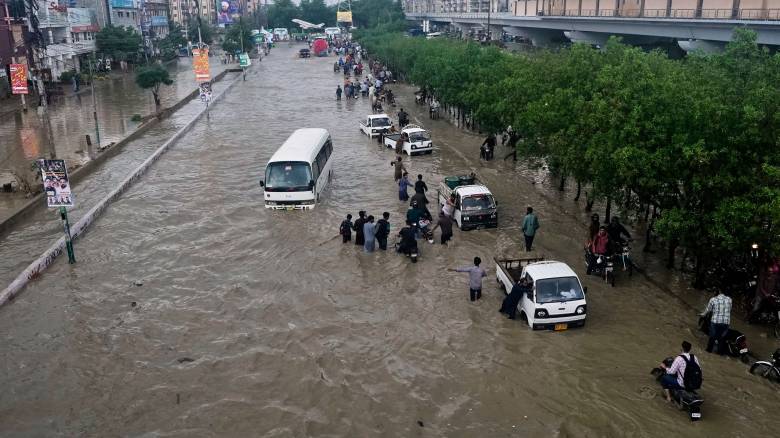 Πακιστάν: Τουλάχιστον 10 νεκροί από καταρρακτώδεις βροχές στο Καράτσι