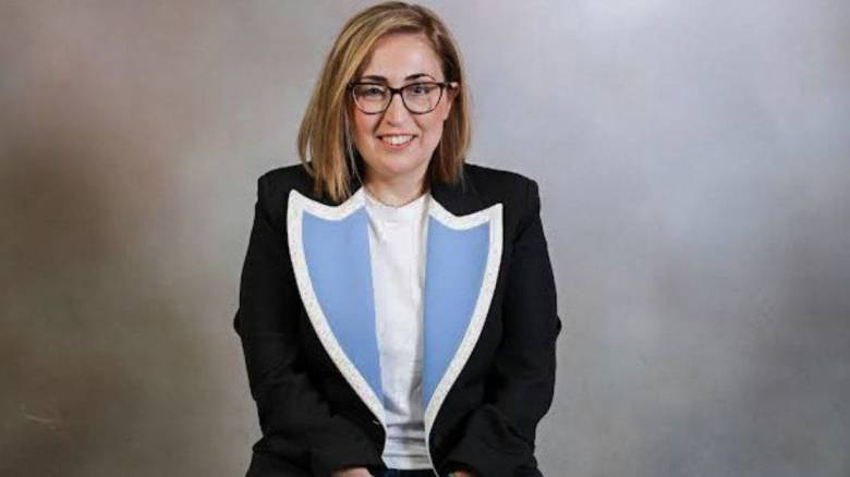 Ποια είναι η πολιτικός που θα αντικαταστήσει τον Απόστολο Βεσυρόπουλο στη Βουλή