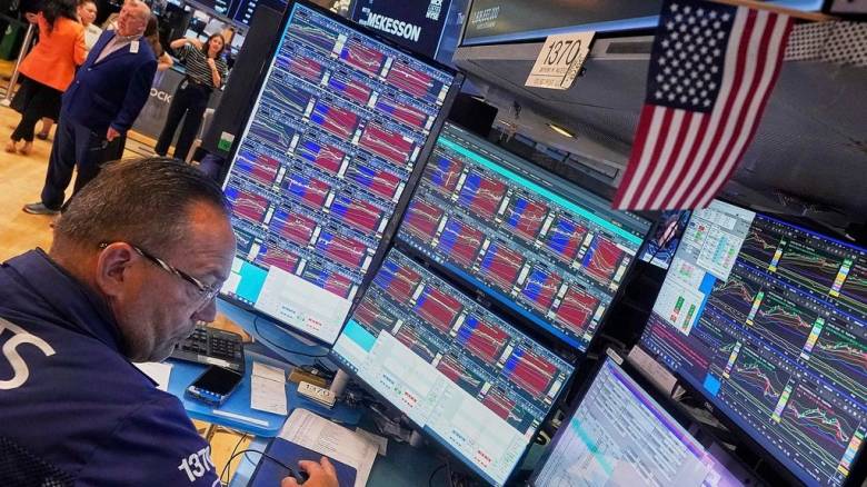 «Παράθυρο» από Fed για μείωση επιτοκίων - Αλμα στη Wall Street, «βουτιά» για το δολάριο