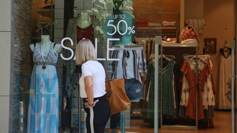 Χαμηλές πτήσεις στις θερινές εκπτώσεις – Συγκρατημένες οι αγορές, μείωση του τζίρου