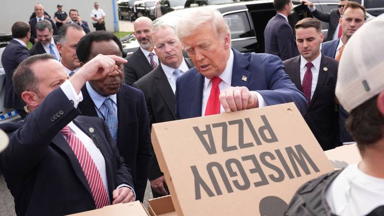 Ο Τραμπ μοίρασε πίτσα και μπέργκερ σε ένστολους στην Ουάσινγκτον