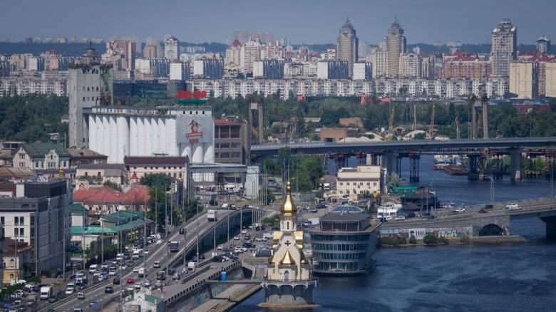 Σειρήνες για επικείμενη αεροπορική επίθεση ήχησαν στο Κίεβο κατά την επίσκεψη του Γ.Γ. του ΝΑΤΟ