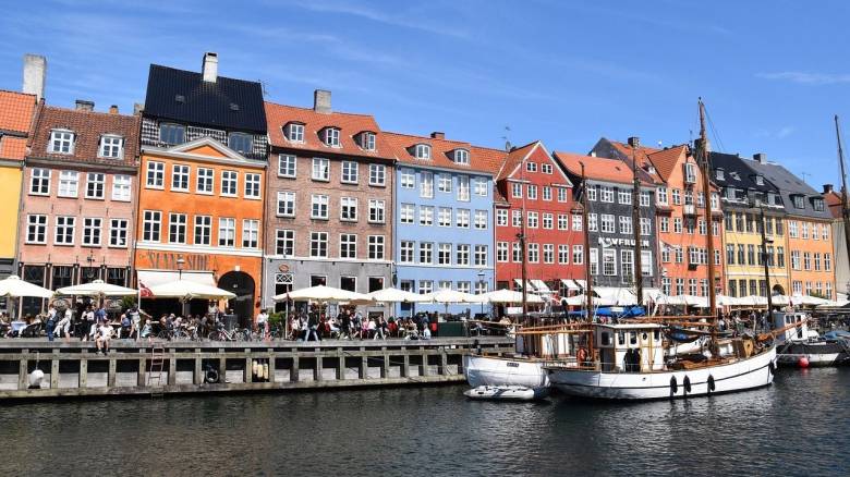 Καταργεί τους φόρους στον καφέ και τη σοκολάτα η Δανία για να ανακουφίσει τα νοικοκυριά