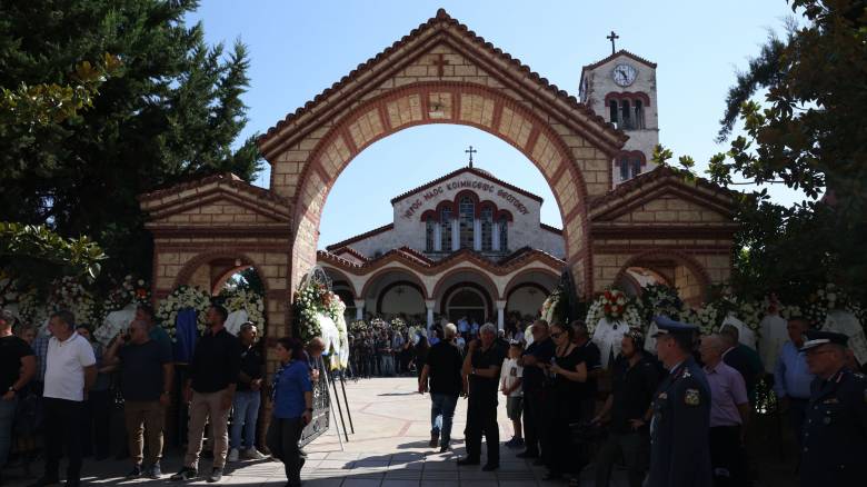 Πλήθος κόσμου στο «τελευταίο αντίο» στον Απόστολο Βεσυρόπουλο - Ποιοι έδωσαν το παρών