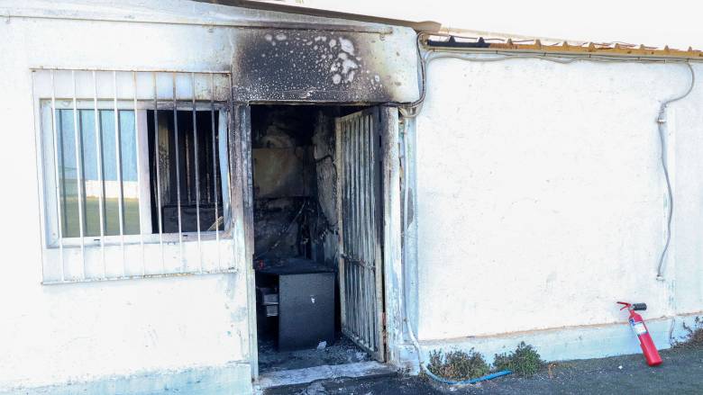 Ηράκλειο: Διασωληνωμένα δύο άτομα μετά από φωτιά σε γήπεδο στην Αμμουδάρα